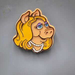 Vintage Muppets Miss Piggy Face Pinback Lapel Pin Hallmark 1979 Plastic 2"